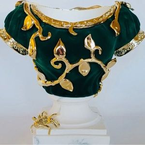 BBW HEADLESS BUST PEDESTAL 3-WICK CANDLE HOLDER. BNWT